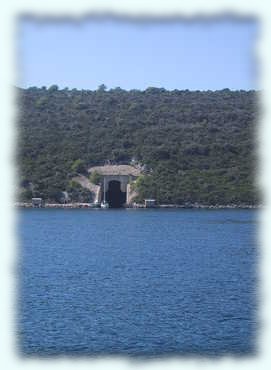 Der Eingang des Bunkers bei Božava