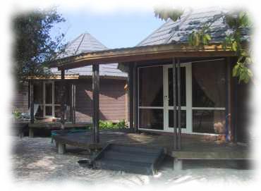 Vorderseite der Strandvilla mit Blick auf die Nachbarvilla