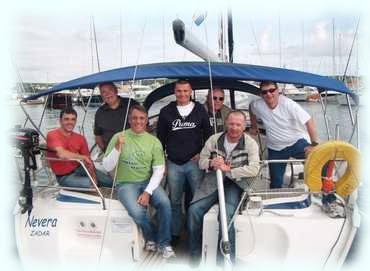 Die Crew gesammelt am Heck der Nevera beim Abschiedsphoto (c) Tom
