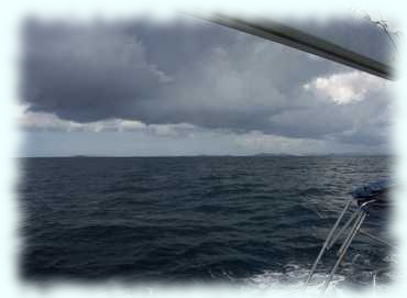 dunkle Wolken über dem Meer