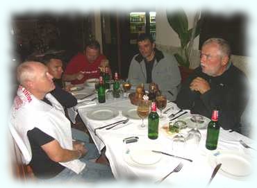 Erwin, Tom, Fritz, Chrisitan und Volker beim Abedessen im Bako
