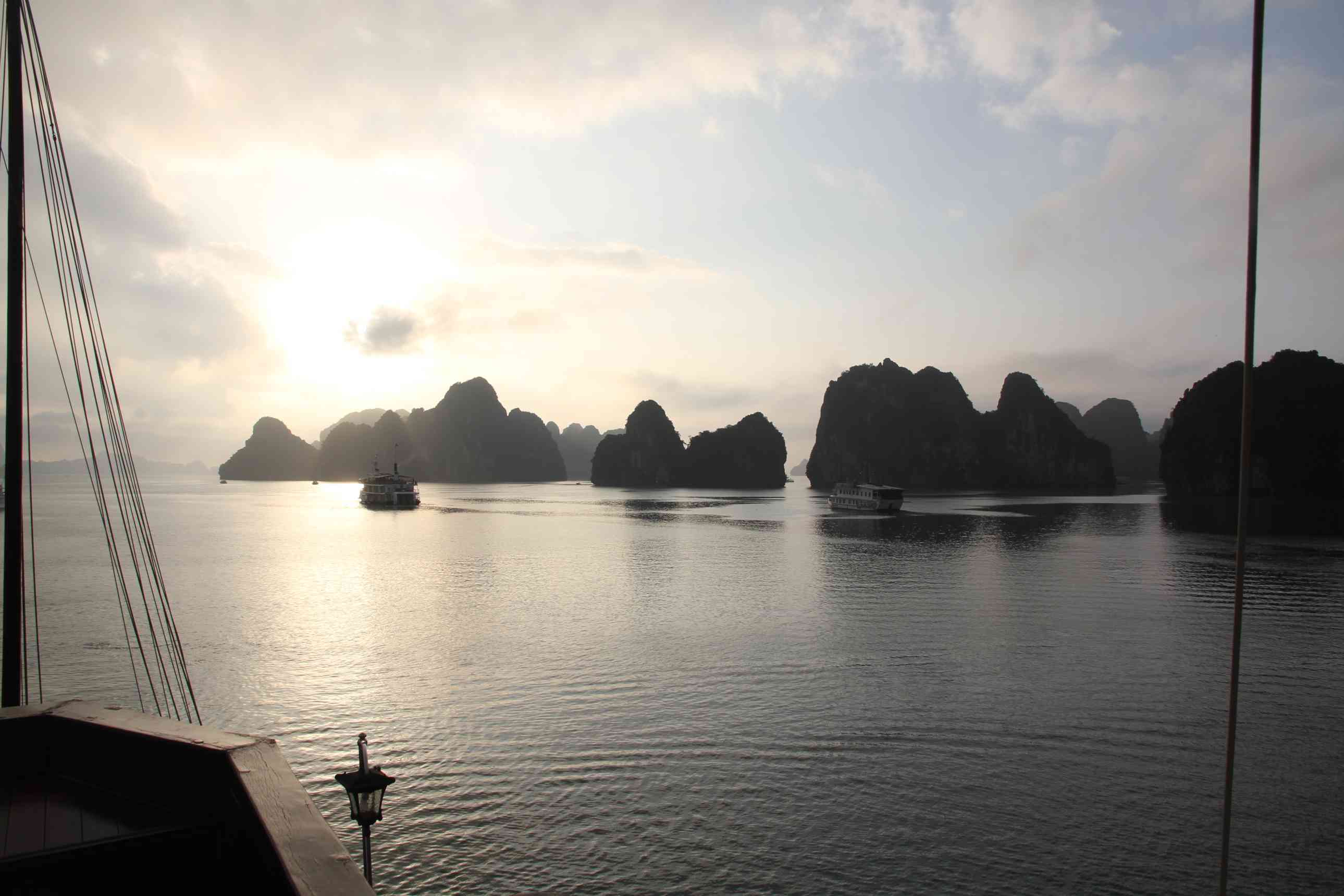 Morgenstimmung in der Halongbucht mit schöner Inselkulisse